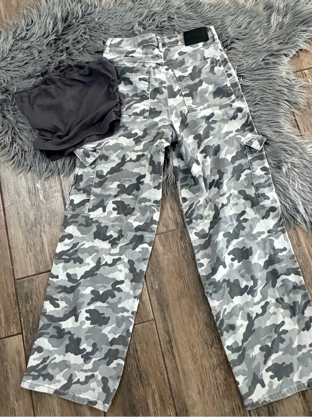 Hidden Gray and White Camo cargo pants and 2 tops - Picture 6 of 9